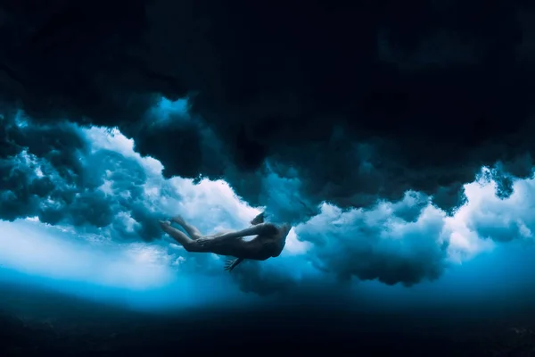Woman dive underwater with ocean wave. — Stock Photo, Image