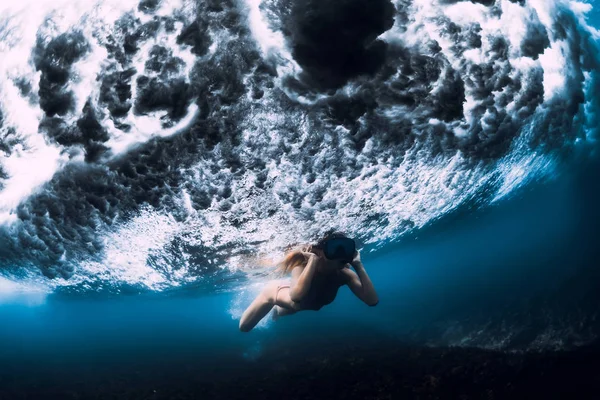 Młoda kobieta pływają pod wodą z fali oceanu. — Zdjęcie stockowe