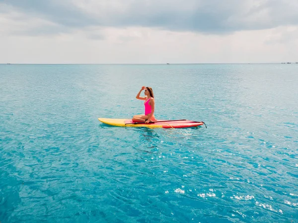 Vista aérea de la mujer en stand up paddle board en el océano . — Foto de Stock