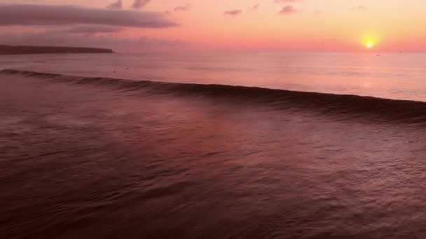 暖かい日没または日の出の海の波との航空写真 — ストック動画