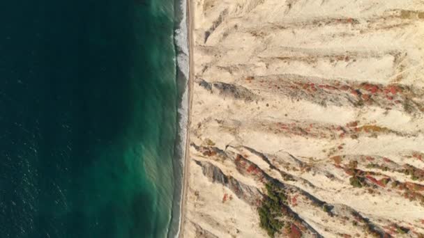 Αεροφωτογραφία Βραχώδους Ακτής Γκρεμό Και Γαλάζια Θάλασσα — Αρχείο Βίντεο