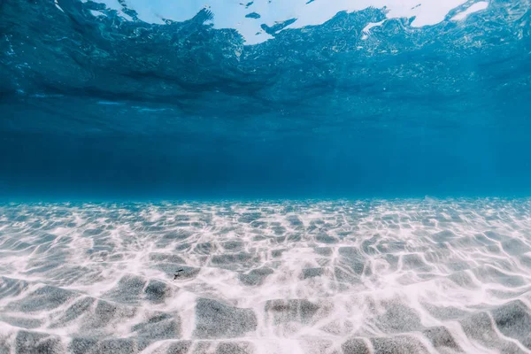 Océano azul tropical con arena blanca bajo el agua en Bahamas —  Fotos de Stock