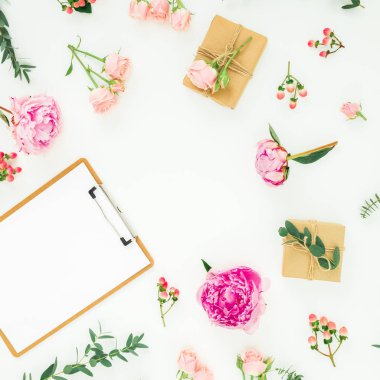 Pembe şakayık, gül, hypericum ve okaliptüs wi Çiçek çerçeve