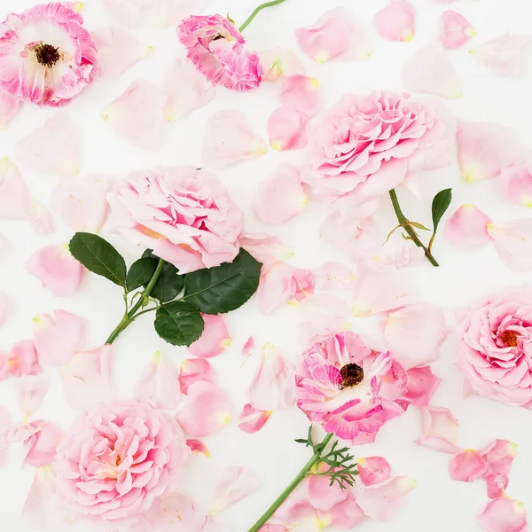 Padrão floral com rosas rosa flores e pétalas em backg branco — Fotografia de Stock