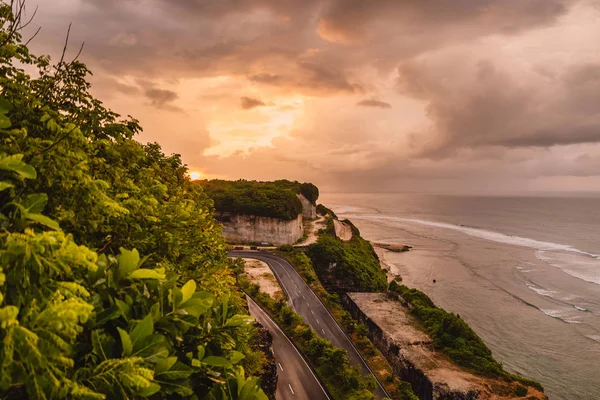 Flygvy över havets kust med vågor och varm solnedgång eller soluppgång — Stockfoto