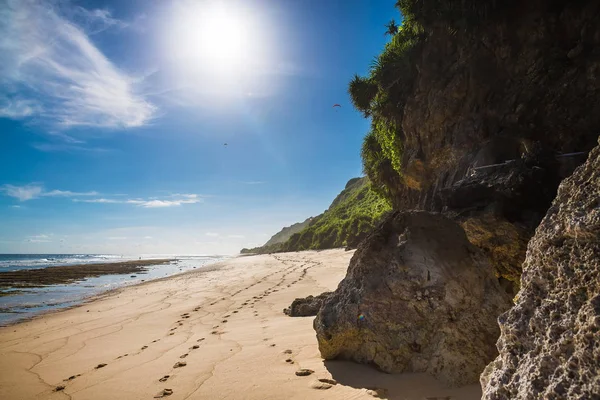 Praia tropical com oceano, céu e sol em Bali — Fotografia de Stock