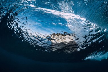 Su altında dalga kopuyor. Sualtı okyanus