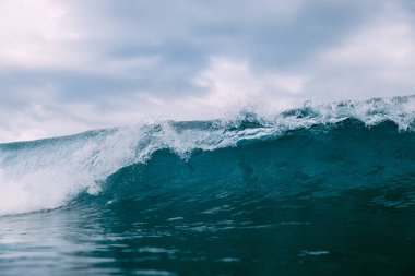 Mavi dalgayı kırmak. Sörf için varil dalga.