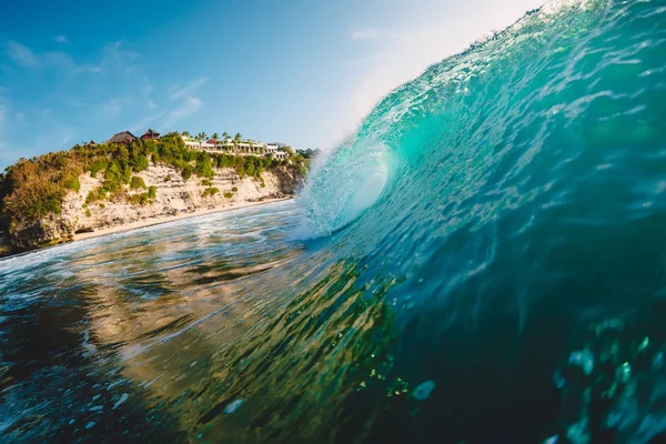 Quebrando onda azul. Onda de barril para surfar . — Fotografia de Stock