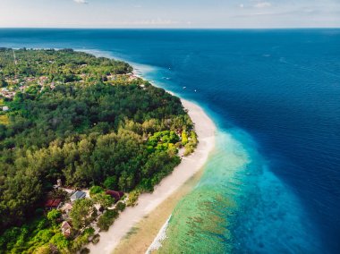 Cennet plaj ve turkuaz okyanus ile tropikal ada. Hava 