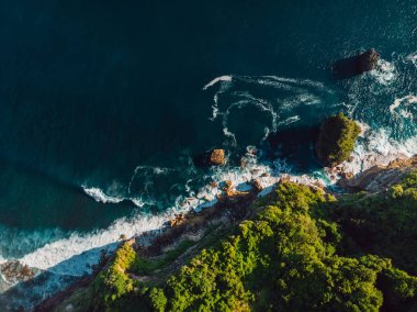 Bali dalgalar ile inanılmaz uçurum, kayalar ve okyanus. Havadan görünüm