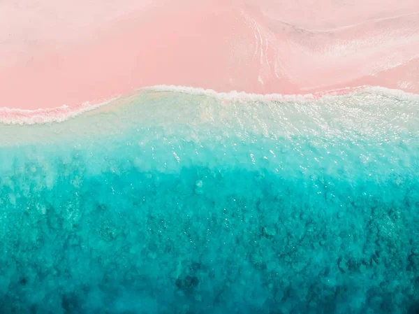 Τροπική ροζ παραλία με γαλάζιο ωκεανό. Νήσοι Κομόντο — Φωτογραφία Αρχείου