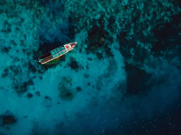 Výletní loď v modrém oceánu na ostrově Gili. Letecký pohled. — Stock fotografie