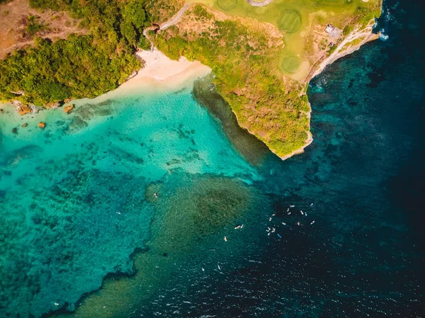 Tropický oceán s pláží a surfaři na Bali, jeden výstřel. Aeria — Stock fotografie