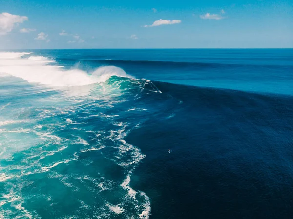 Vista aérea do surf de ondas grandes em Bali. Grandes ondas no oceano — Fotografia de Stock