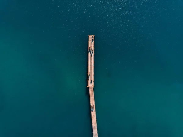 Vista superior com mar azul e cais, vista aérea — Fotografia de Stock