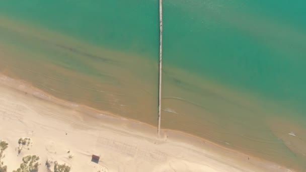 Vista Superior Con Playa Mar Tranquilo Muelle Vista Aérea — Vídeos de Stock