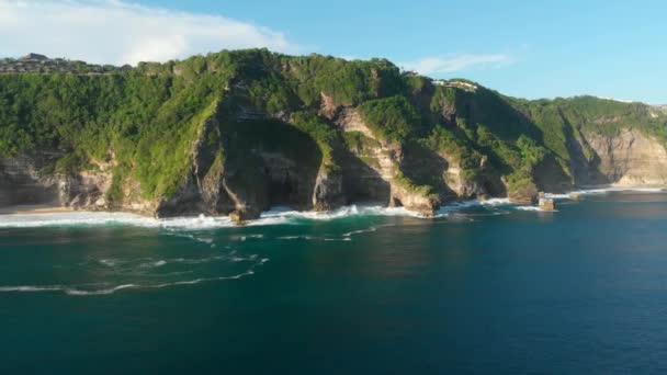 Incrível Penhasco Com Rochas Oceano Azul Bali Vista Aérea — Vídeo de Stock