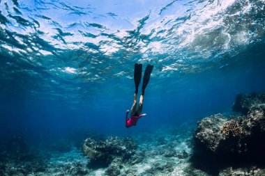 Yüzgeçli kadın freediver sualtı okyanusuna dalış