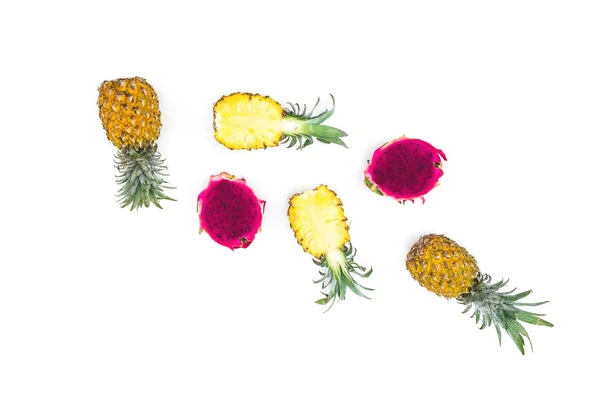 Composition des fruits avec ananas et fruits du dragon sur le dos blanc — Photo