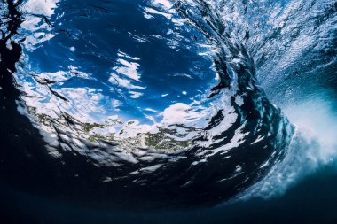 Su altında dalga kopuyor. Sualtıokyanus elementi