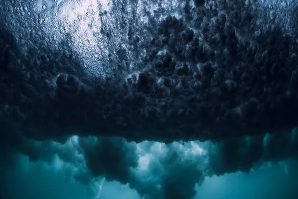 Onde de rupture avec vortex sous l'eau. Élément océanique sous-marin — Photo