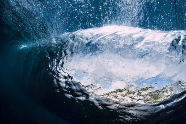 水中で波を打ち破る水中の海洋元素 — ストック写真