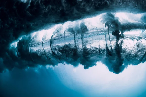 Onde de rupture avec vortex sous l'eau. Élément océanique sous-marin — Photo