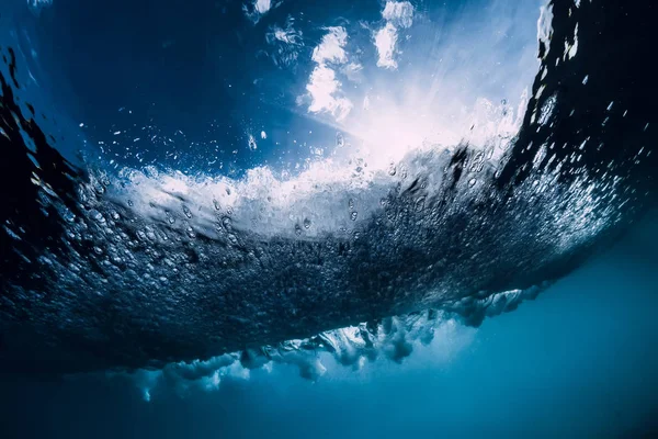 Bryta våg i vattnet. Ocean element i undervattens — Stockfoto