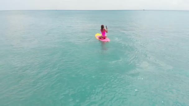 Luchtfoto Van Vrouw Stand Paddle Board Blue Ocean — Stockvideo