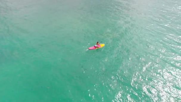 Luchtfoto Van Vrouw Stand Paddle Board Blue Ocean — Stockvideo