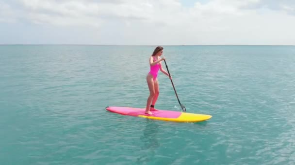 Vista Aérea Mujer Stand Paddle Board Océano Azul — Vídeos de Stock