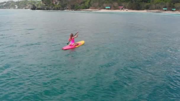 Luchtfoto Van Vrouw Stand Paddle Board Blue Ocean — Stockvideo