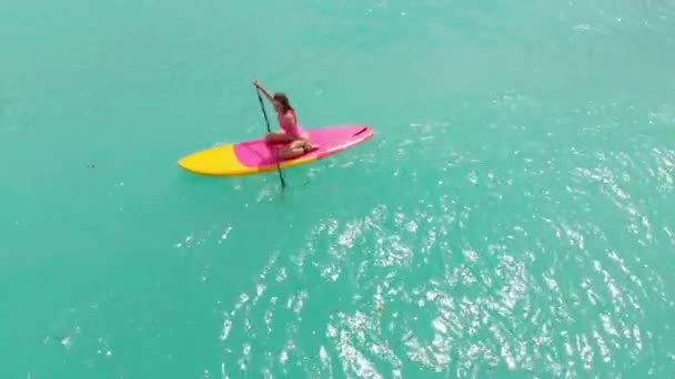 Luchtfoto Van Vrouw Stand Paddle Board Blue Ocean — Stockvideo