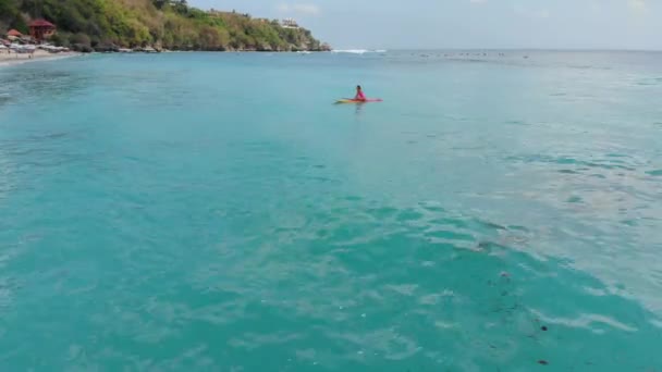在蓝色海洋中站立桨板上的妇女的鸟瞰图 — 图库视频影像