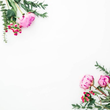 Beyaz bac pembe çiçekler ve okaliptüs ile Çiçek kompozisyonu