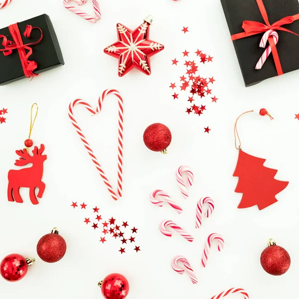 クリスマスの作曲。ギフトボックス、赤い装飾、キャンディ杖と — ストック写真