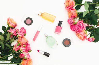 Wh gül çiçekleri ve kadın kozmetik ile Güzellik kompozisyonu