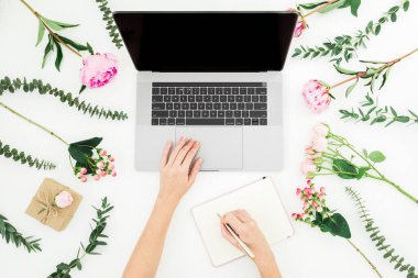 Dizüstü bilgisayarda yazan kadın. Kadın elleri ile çalışma alanı, dizüstü bilgisayar ve 