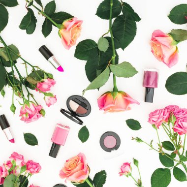 Wh gül çiçekleri ve kadın kozmetik ile Güzellik kompozisyonu