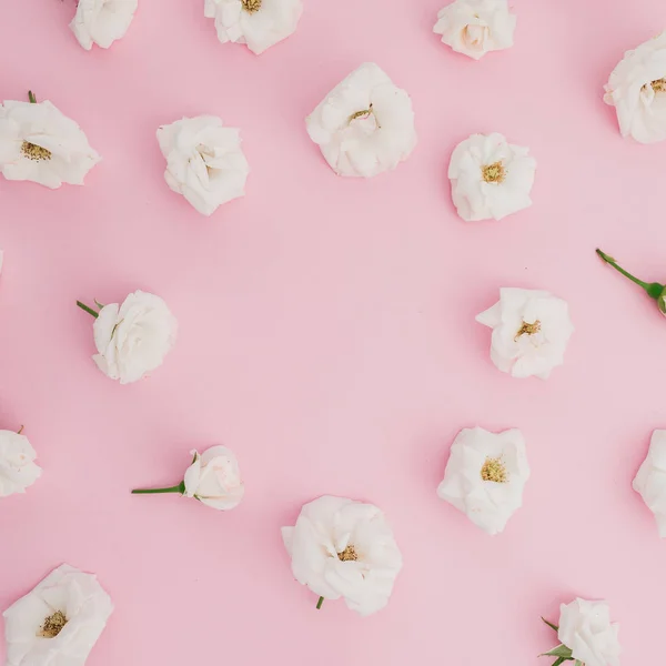 Каркас с белыми розами на розовом фоне. Плоский лежал — стоковое фото