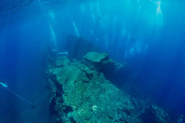 Naufragio sott'acqua con bolle d'aria. Immersioni nell'oceano — Foto Stock