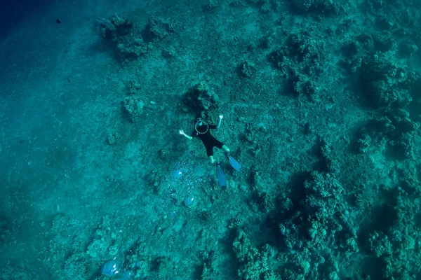 Freediver na profundidade fazer bolha anel em subaquático — Fotografia de Stock