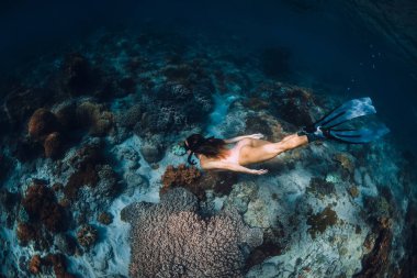 Yüzgeçleri ile ücretsiz dalgıç kadın mercan dibine dalış. Serbest dalış unde