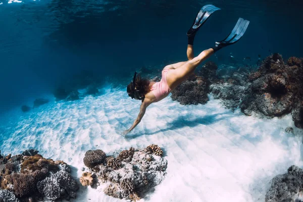 Mercanların yanında yüzgeçlerle dolan bir kadın serbest dalgıç dalışı. Serbest dalış underwate — Stok fotoğraf