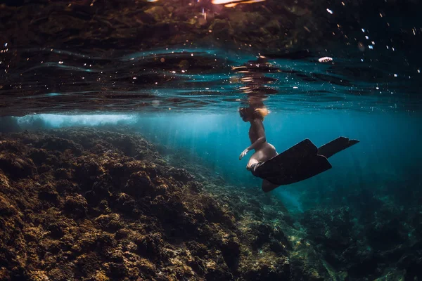 산호 바닥에 지느러미와 무료 다이버 여성. 프리다이빙 언더와 — 스톡 사진