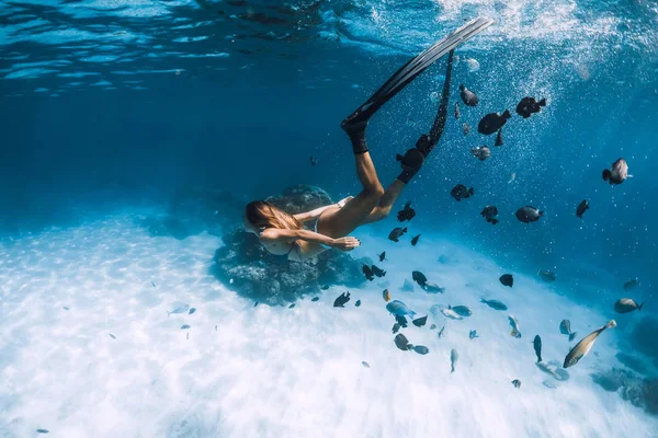 Vrouw Freediver duik met vinnen over zand zee met vissen in Haw — Stockfoto