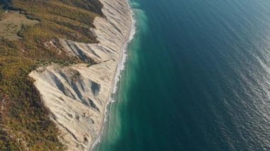 Kayalık kıyının kayalık kıyıdan dalgalarla ve denizle havadan görünümü
