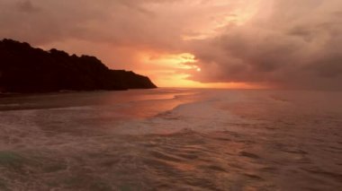 Okyanus ve dalga sıcak günbatımı veya gündoğumu ile havadan görünümü