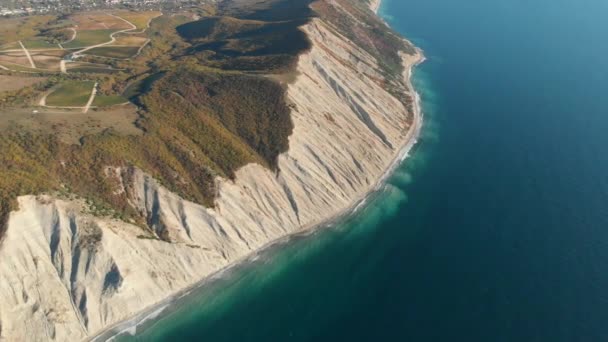 Vista Aérea Costa Rochosa Com Penhasco Mar Com Ondas — Vídeo de Stock